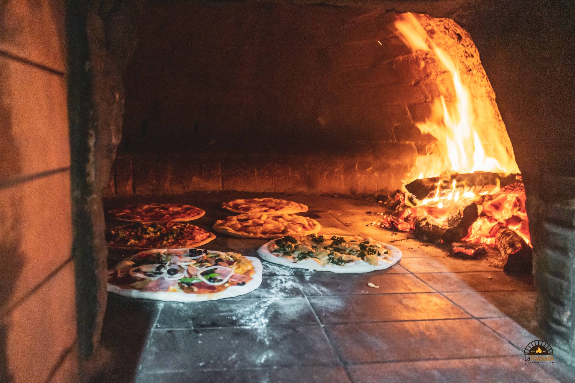Pizzas no forno a lenha